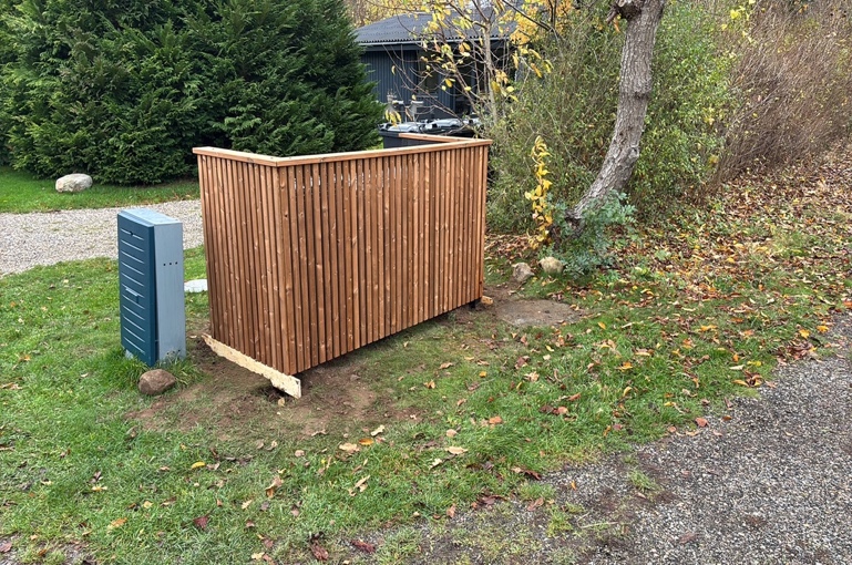 Skraldespandsskjuler i ovntørret fyrretræ set fra siden